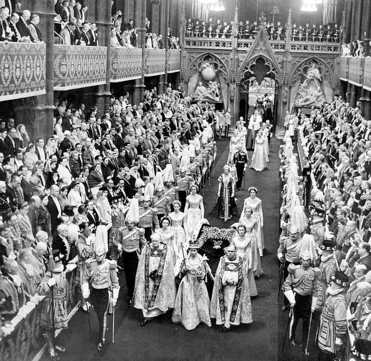 历史：女王到达威斯敏斯特教堂在1953年的加冕仪式