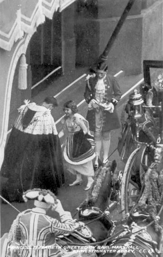伊丽莎白公主到达威斯敏斯特大教堂为她的父亲加冕 1937年5月12日