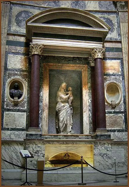 拉斐尔墓上方是他的学生的雕像作品在拉斐尔的墓上,是他的弟子洛伦泽