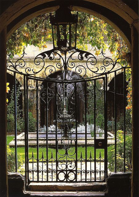铁门和门口的小修道院在威斯敏斯特大教堂，伦敦。