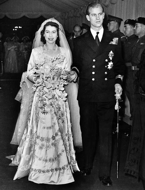 英国女王伊丽莎白二世与菲利普亲王他们在1947年结婚后离开威斯敏斯特大教堂