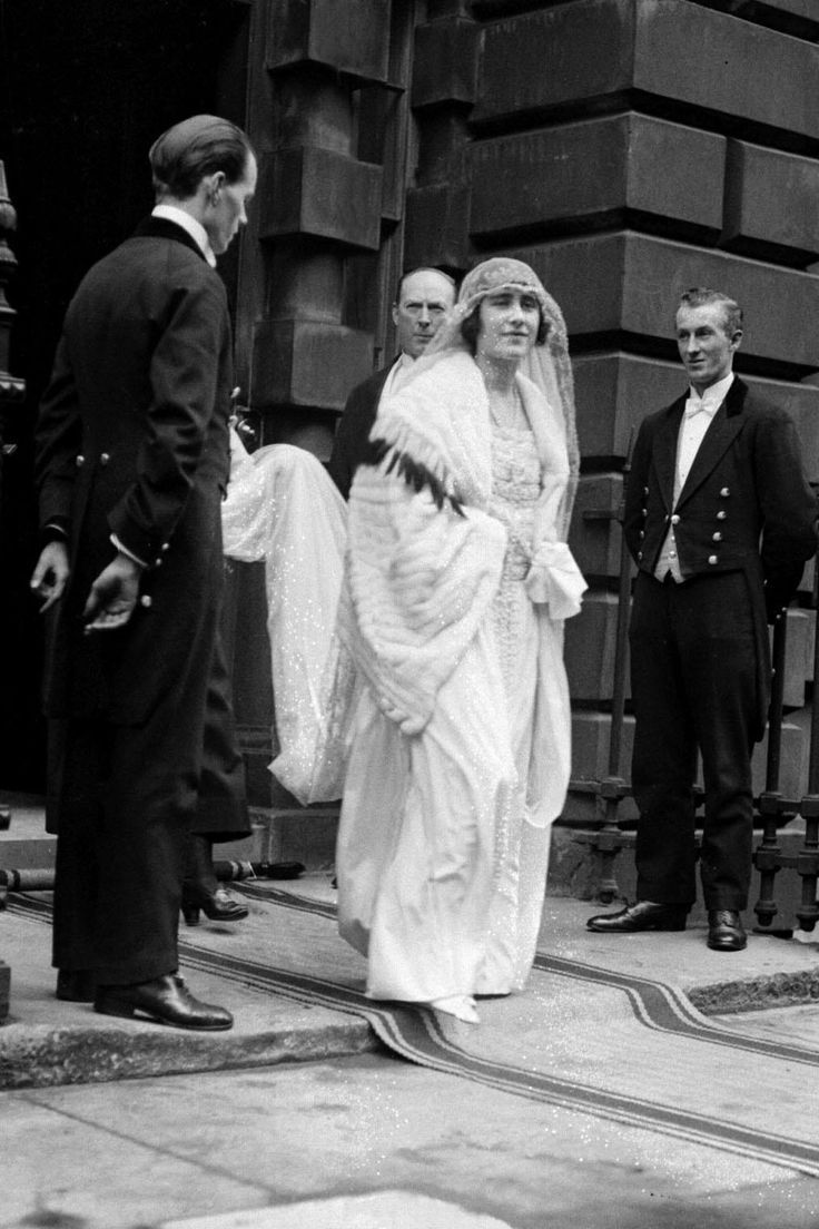 1923年4月 - 夫人伊丽莎白·鲍斯 - 莱昂（后来的女王母亲）离开她的家在伦敦嫁给乔治六世国王在威斯敏斯特教堂。